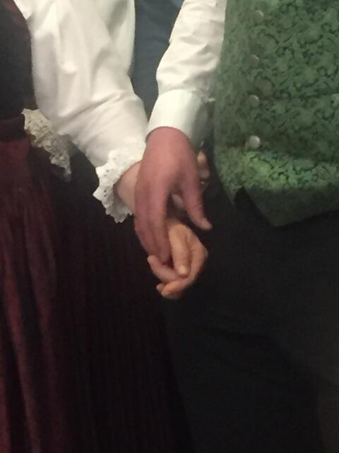 Hand in Hand singt es sich leichter beim Gasthaussingen im Villacher Brauhof!