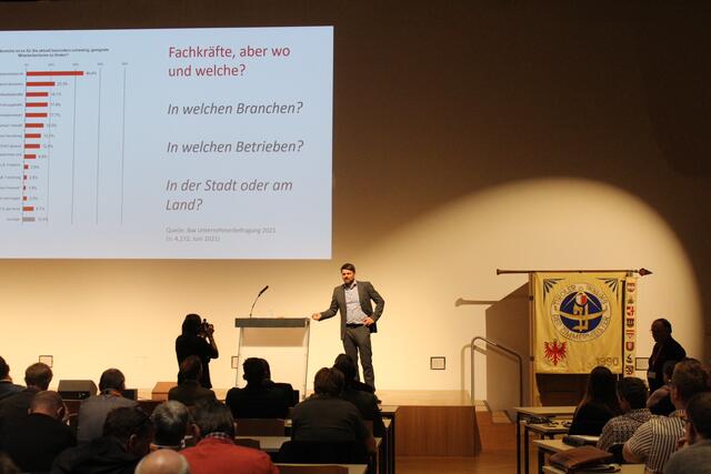 Stefan Leitner sprach in seinem Vortrag in Alpbach über die "Herausforderung Fachkräftemangel"  für Handwerk und Holzbau. | Foto: schlossmarketing