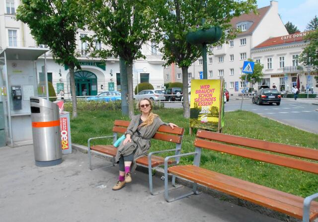 Die frühere grüne Bezirksrätin Andrea Diawara wollte den Anna-Strauss-Platz schon 2019 umgestalten und mit einer Beschattung ausstatten. | Foto: Grüne Hietzing