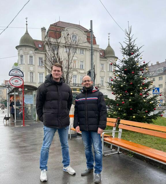 "Die Straßenbahnstationen sind die wahrscheinlich größten Hitzepole im Bezirk, daher sollte auch gleich die einstimmig beschlossene begrünte Pergola aufgestellt werden – auch eine Verkehrsberuhigung ist uns wichtig", sagt Bezirksvize Matthias Friedrich (SPÖ, l.), der hier mit seinem Klubobmann Marcel Höckner am Anna-Strauss-Platz steht. | Foto: SP Hietzing