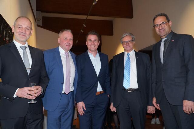 Die Führung der Wirtschaftskammer konnte viele Gäste beim Neujahrsempfang begrüßen. | Foto: Reichel