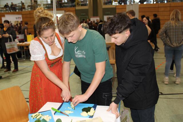 Beim Ausprobieren standen einem die "Profis" mit Rat und Tat zur Seite.  | Foto: BRS/Buch
