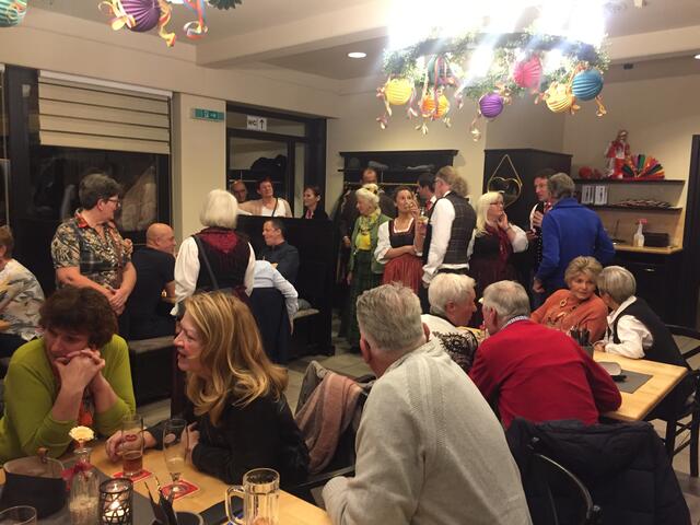 "Zsomm stehn und singen", war das Motto beim Gasthaussingen im Villacher Brauhof. 
