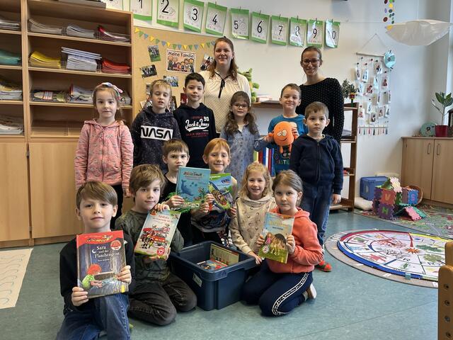 Die 1A der Volksschule in Hofstetten- Grünau freut sich über die schönen Bücher. | Foto: Foto: MMT Hofstetten- Grünau