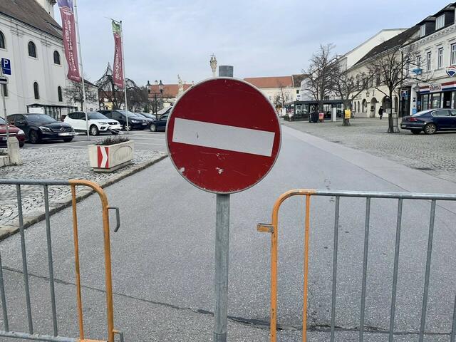 Update 13:30 Uhr: Der Brucker Hauptplatz ist bereits einseitig gesperrt.  | Foto: Michalka 