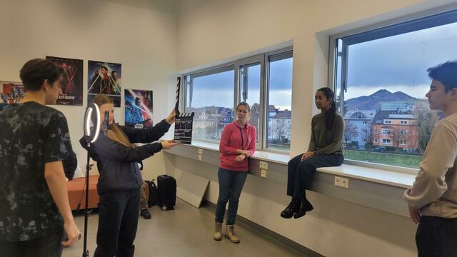 Drehort unserer Videos ist meist unser Klassenzimmer. Im Bild zu sehen sind von links nach rechts Nicolas, Hannah, Magdalena, Laura und Jakob. | Foto: medien:hak
