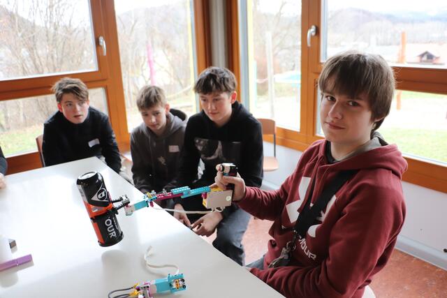 Robotik: die Schüler präsentierten eine selbst gebaute und programmierte Greifzange. | Foto: Edith Ertl