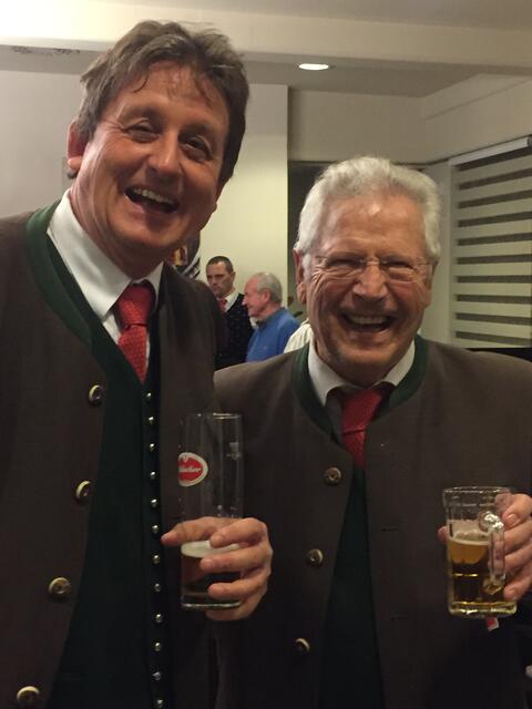 Dr. Arno Kohlweg vom "Finanzchor Villach" und Organisator Richi Di Bernardo vom "Männerdoppelsextett Klagenfurt" fühlten sich bei einen guten Schluck Villacher Bier sehr wohl.
