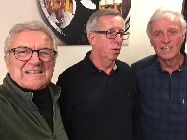 Auch Arnulf, Robert und Gerhard freuten sich über das gemeinsame Treffen und sangen mit Begeisterung beim Gasthaussingen im Brauhof.