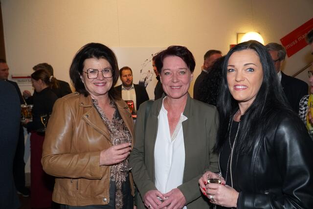NRin Elisabeth Pfurtscheller, LTP Sonja Ledl-Rossmann, Bgm. Carmen Strigl (v.l.). | Foto: Reichel