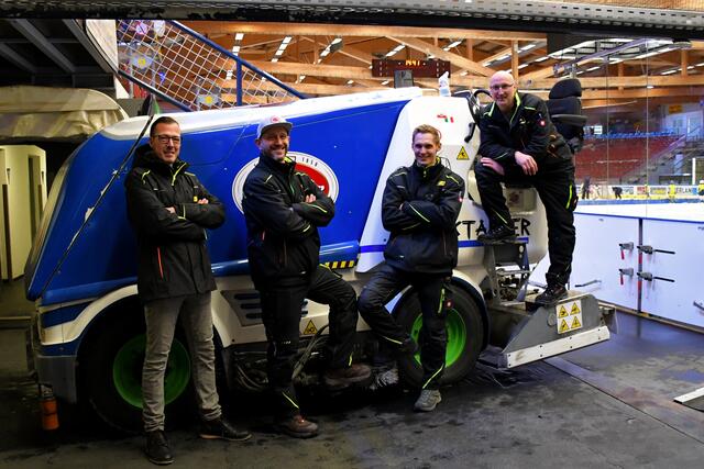 Marco Huber, Martin Smekal, Kevin Ogris und Markus Maier (v. l.) sorgen täglich für das perfekte Eis in der Villacher Stadthalle. | Foto: Stadt Villach/Künster