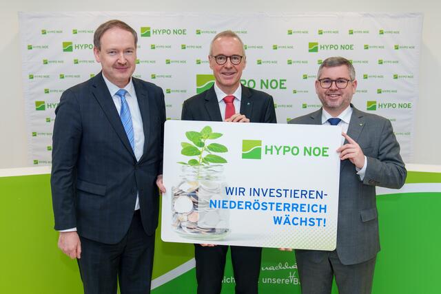 HYPO NOE Vorstand Wolfgang Viehauser, Landesrat Ludwig Schleritzko und Economica-Leiter Professor Christian Helmenstein | Foto: HYPO NOE/Bollwein