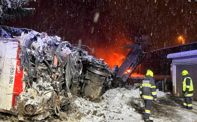 Eine der verunfallten Lokomotiven in Fürnitz. Im Hintergrund brennen Waggons. | Foto: FF Gödersdorf