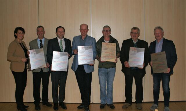 Bürgermeisterin Margot Zahrer, Ehrenkommandant Klaus Holzinger, Bürgermeister außer Dienst Friedrich Freund, Vizebürgermeister außer Dienst Gerhard Fuchs, Kommandant Jürgen Hangler, GV außer Dienst Josef Feichtinger, Josef Schrattenecker. Nicht am Bild: Christoph Baier. | Foto: Gemeinde Eitzing