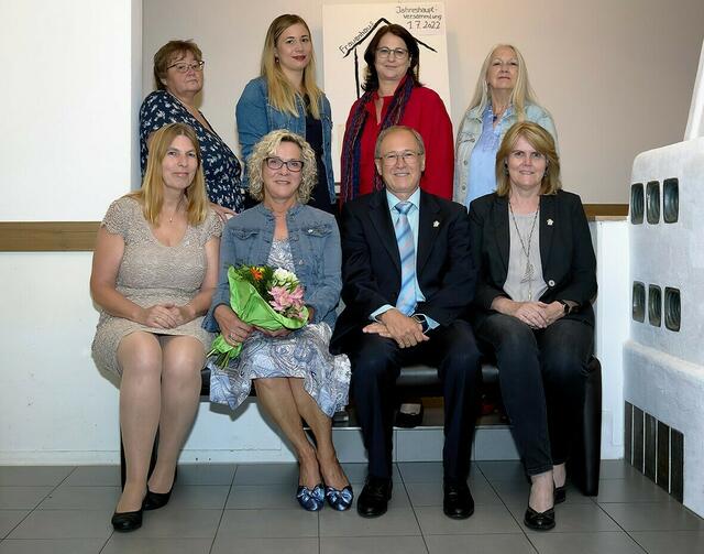 Der Vorstand des Veriens Frauenhaus Braunau.
stehend: Ute Mühlegger, Anja Kobinger, Barbara Prillhofer-Lutz, Elisabeth Wimmer (v. l.)
sitzend: Sieglinde Latzelsberger, Ingeborg Angerer, Karl Felbermair, Gabriele Knauseder (v. l.) | Foto: Frauenhaus Braunau