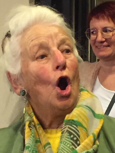 Aus tiefsten Herzen sang diese Dame mit den Sängern und Sängerinnen im Villacher Brauhof beim Gasthaussingen.