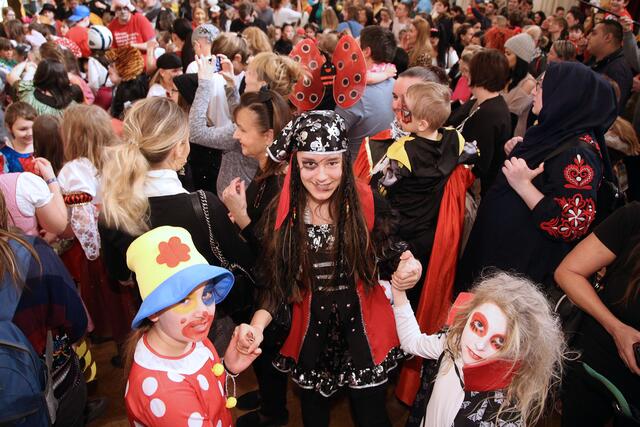Bunt verkleidet geht es am 12. Februar beim Faschingsumzug quer durch den Prater. Auf Kids wartet ein lustige, kostenloses Programm. | Foto: Votava/Kinderfreunde