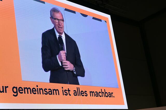In seiner über einstündigen Rede stellte der Landeshauptmann sein Verständnis von Politik vor und definierte auch inhaltliche Schwerpunkte der Salzburger Volkspartei für das Jahr 2023 in einem Zehn-Punkte-Programm:
 | Foto: Martin Schöndorfer, 2023