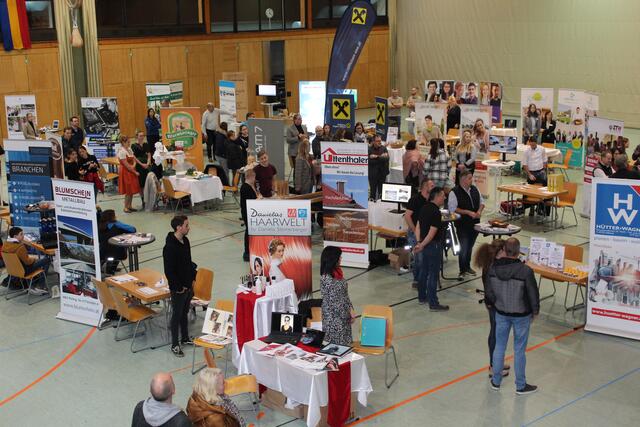 Tolle Aussteller, insgesamt 31 Firmen aus Altheim und Umgebung präsentieren sich an diesen Abend. | Foto: BRS/Buch