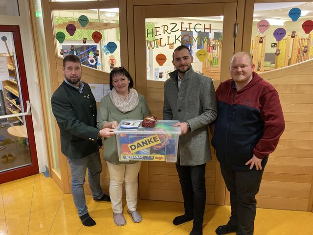 GR Gerald Hofer, die Leiterin des Kindergartens Grafendorf, Bezirksparteiobmann GR Luca Geistler und GR Stefan Schalk bei der Übergabe. | Foto: FPÖ Hartberg-Fürstenfeld