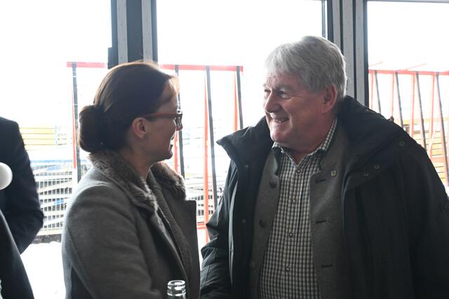 Gollings Bürgermeister-Stellvertreterin Franziska Wagner im Gespräch mit Puchs Bürgermeister Klose | Foto: Martin Schöndorfer, 2023