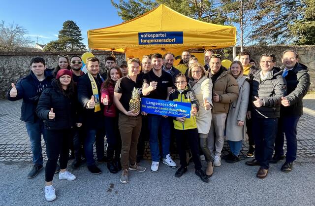JVP-Spitzenkandidat Christian Zinner mit Landeshauptfrau &amp; Co. beim Punschstand am Enzoplatz in Langenzersdorf. | Foto: ÖVP