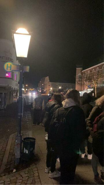 An der Bushaltestelle tummeln sich jeden Tag viele Schülerinnen und Schüler – eingepfercht stehen sie im Bus. | Foto: Arnezeder Maria