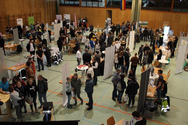 Volles Haus und vor allem volle Informationen für die Lehrstellensuchenden bzw. Interessierten.  | Foto: BRS/Buch