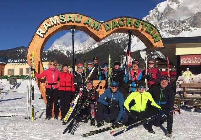 Die Loipen waren gut präpariert und so konnten die Naturfreunde unter der Anleitung von Trainer Roland Adami ihre Technik verbessern und zum Schluss das Langlaufen am Fuße des Dachsteins so richtig genießen.  | Foto: Naturfreunde St. Valentin