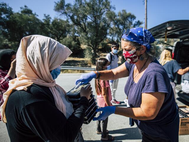 Menschenrechtsaktivistin Doro Blancke bei der Verteilung von Essen an hungernde Schutzsuchende auf Lesbos. | Foto: David Pichler