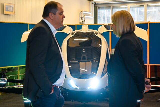 Das Flugtaxi der Firma FACC zog alle Besucherinnen und Besucher magisch an. | Foto: HTL/Prinz