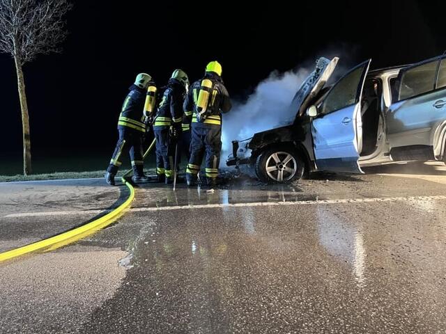 Der Motorraum des PKW wurde gelöscht und die Verkehrswege Richtung Halbturn wieder freigemacht.  | Foto: FF Frauenkirchen
