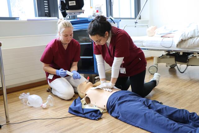 Tag der offenen Tür am BiZ Zams: Im Stationsbetrieb wurden den Interessierten verschiedene Themen präsentiert. | Foto: Othmar Kolp