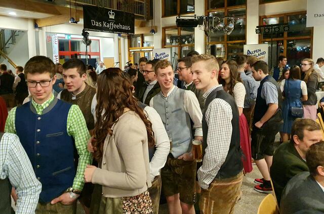 Volles Haus in der Aula des BGZ, dem Bürger- und Gemeindezentrum Hofstetten-Grünau. | Foto: Erika Kollmann-Till 