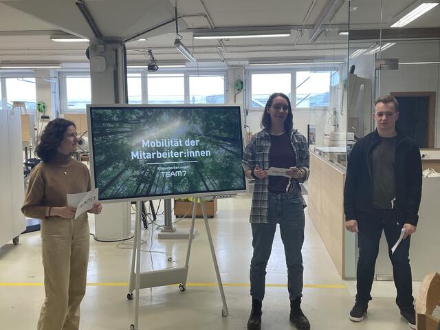 Team7-Klima:checkerinnen Lena Starkmann, Elena Prechtl und Simon Weiermann konzipierten CO2-sparsamere Arbeitswege. | Foto: BRS/Wagnermaier