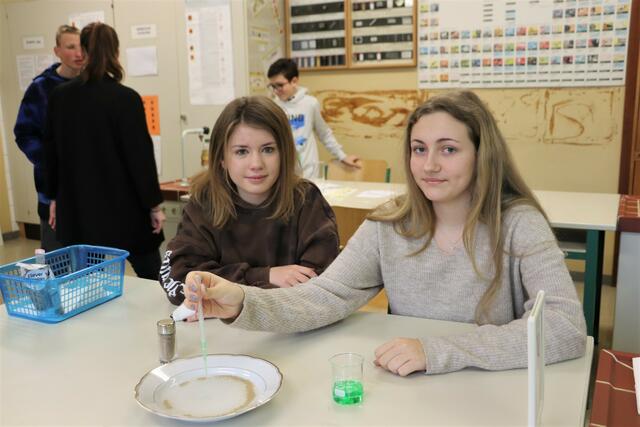 Vanessa (12) und Elisa (13) streuten Pfeffer in eine Schüssel mit Wasser. Wie Spülmittel dazukommt, flüchtet der Pfeffer an den Tellerrand. | Foto: Edith Ertl