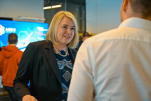 HTL-Direktorin Anke Lammer im Austausch mit Klaus Santer. | Foto: HTL/Prinz