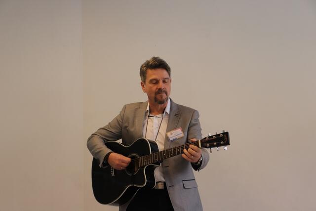 Zur Verabschiedung sang die MS Hitzendorf den Schulsong, Direktor Bernhard Christian begleitete die Schüler auf der Gitarre. | Foto: Edith Ertl