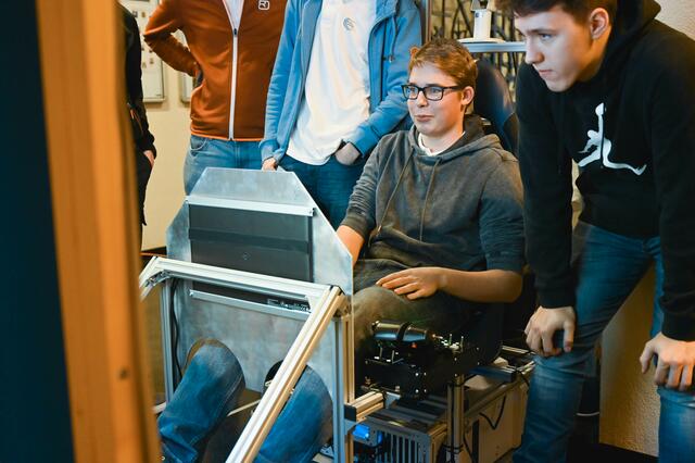 Die Schülerinnen und Schüler konnten auch den Flugsimulator testen. | Foto: HTL/Prinz
