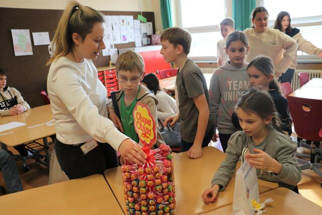 Mittels Memorys und digitaler Tafel lernten die jungen Besucher Englisch-Vokabeln, dafür gab es einen Lollipop. | Foto: Edith Ertl