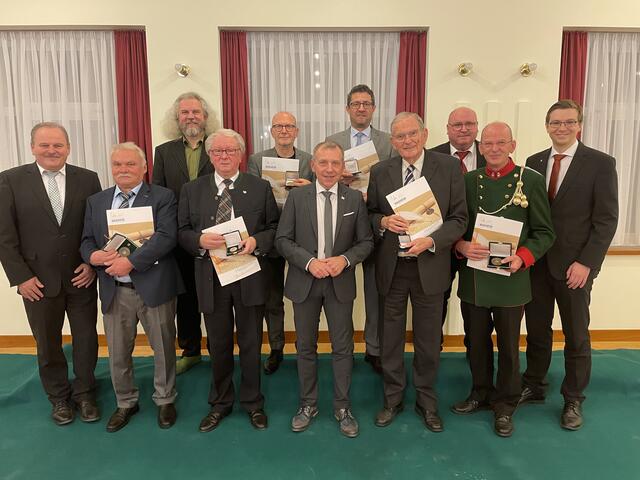 Bundesrat Eduard Köck, Erwin Pöppl, Vizebürgermeister Martin Litschauer, Josef Zimmermann, Johann Mölzer, Bürgermeister Josef Ramharter, Christian Lamatsch, Franz Fischer, Werner Neubauer, Manfred Loydolt und Bezirkshautpfrau-Stv. Johannes Tüchler (v.l.) | Foto: Daniel Schmidt