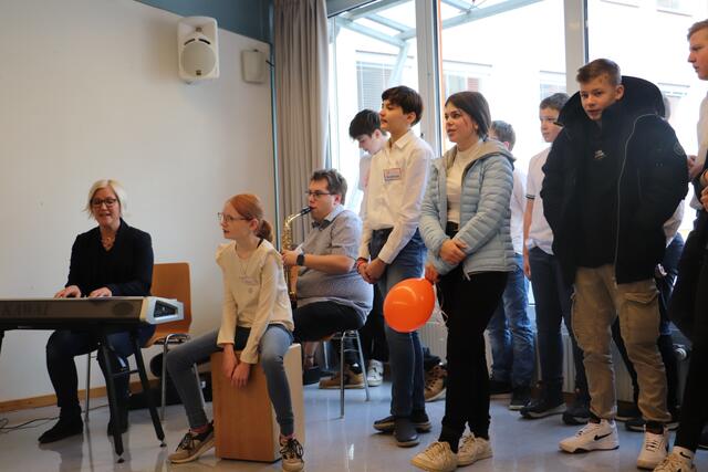 Der Schulsong der MS Hitzendorf brachte es auf den Punkt: "eine menschliche Schule ist unser Bestreben". | Foto: Edith Ertl