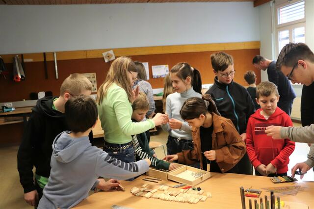 In der Kreativwerkstatt wurden Schlüsselanhänger aus Holz mit bunten Perlen verziert. | Foto: Edith Ertl