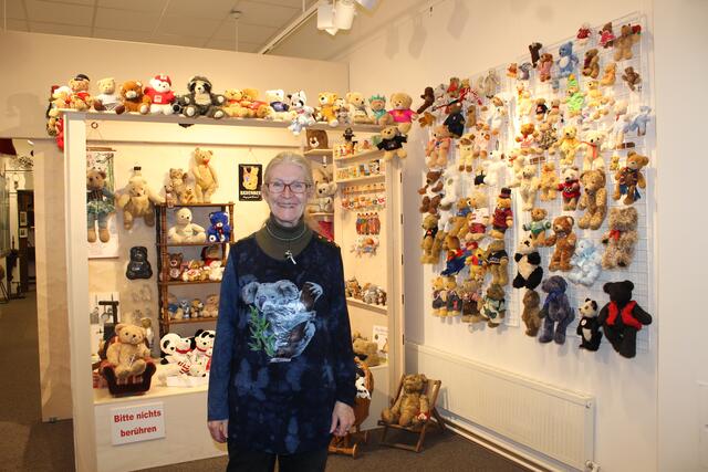 Lucie Pejcl sammelt seit ihrer frühesten Kindheit Bären und alles was damit zu tun hat.  | Foto: Sabine Ivankovits