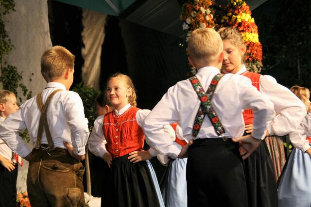 Den Auftanz beim Pfarrball macht die Kindertanzgruppe des Trachtenvereins Almrausch. | Foto: Edith Ertl