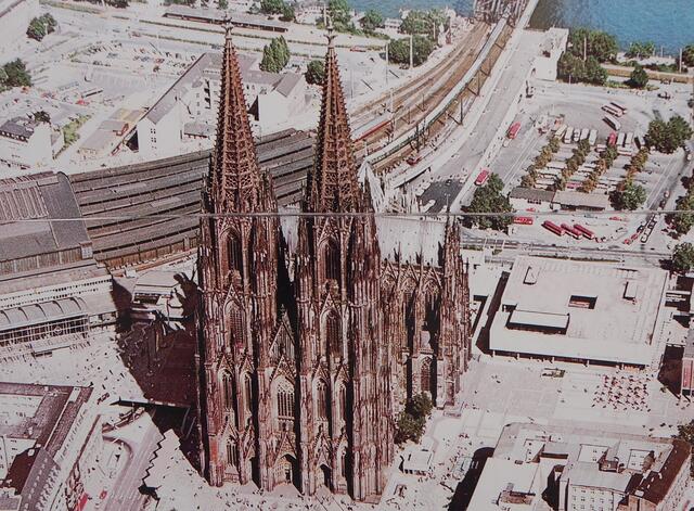 Der Hohe Dom zu Köln am Rhein mit seinen 500 Wendeltreppen-Stufen zur Aussichtsplattform über Köln und der daneben liegende Hauptbahnhof von Köln