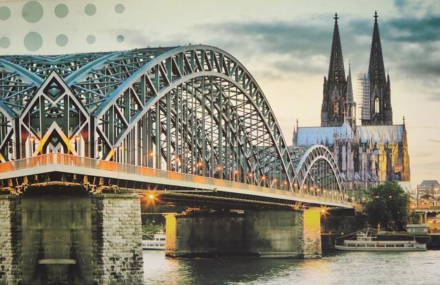 Der Hohe Dom zu Köln am Rhein, neben dem Hauptbahnhof von Köln