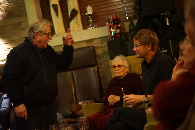 Bruno „Pater Bruno“ Thaler (l.) redet nicht, er spricht, proklamiert sogar – hier gegenüber Jazzknödel-Kollege Peter Reinthaler (r.) | Foto: Matt