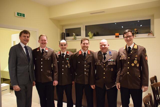 (v.l.n.r.) Bürgermeister Anton Silber, Kommandant Lukas Riedl, Kommandant-Stellvertreter Lukas Fellbauer, Schriftführer Paul Riedl, Kassier Hannes Berer, Abschnittsfeuerwehrkommandant Thomas Passenbrunner 