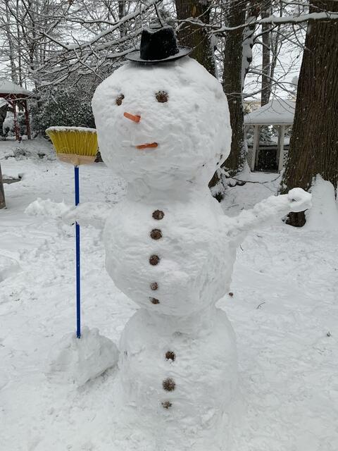 Ein wahres Prachtexemplar ist dieser große Schneemann in Penzing. | Foto: Fam. Hofmann-Köllner